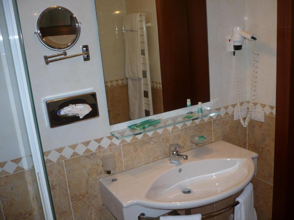 Hotel Ristorante Dotto Varago Habitación foto